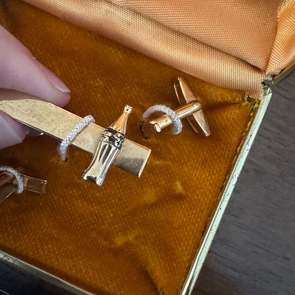 🆕 Vintage Coca-Cola yellow Gold colored Tie and cuff link Set - Picture 6 of 7